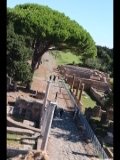 00621 ostia - regio v - insula xii - vordergrund horrea di hortensius (v,xii,1) - re hinten - insula xii - tabernae der horrea (v,xii,2) - blick vom theater (ii,vii,2) - 2015.jpg